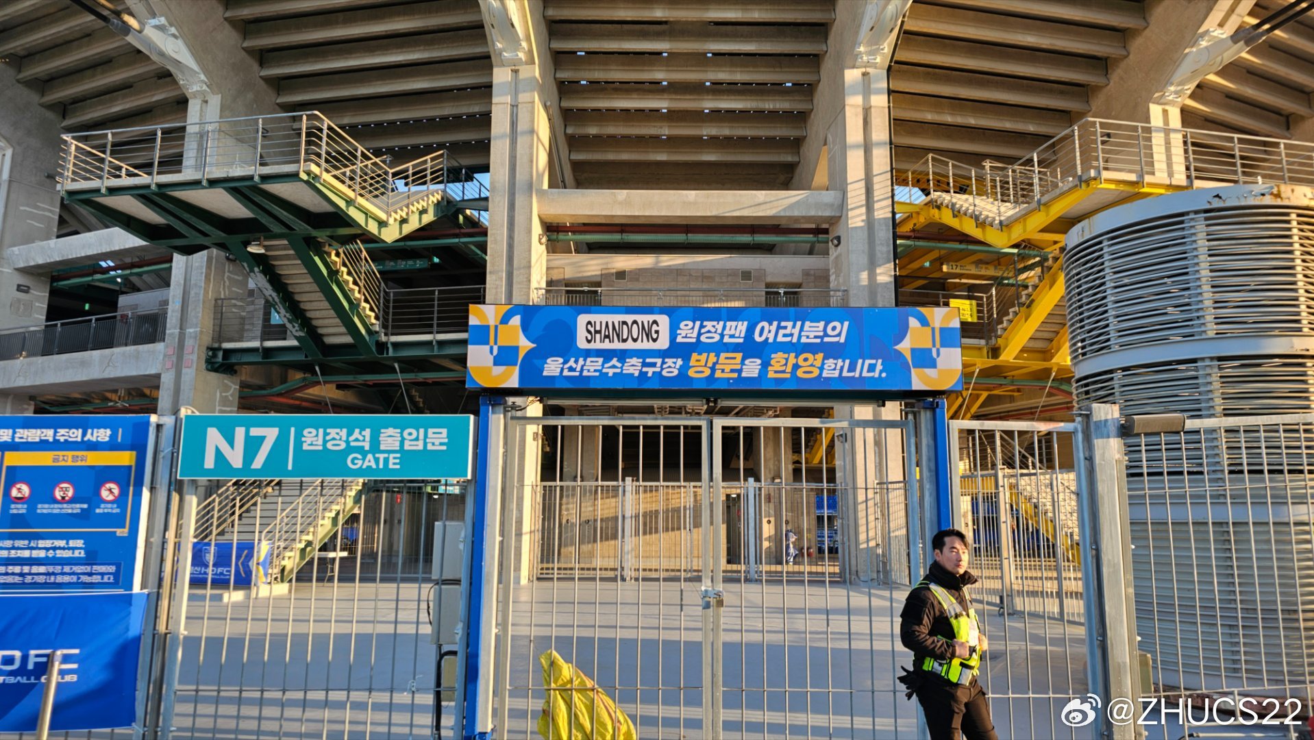  博主：蔚山現(xiàn)場(chǎng)工作人員、轉(zhuǎn)播車、安保在準(zhǔn)備撤場(chǎng)，場(chǎng)外一片安靜