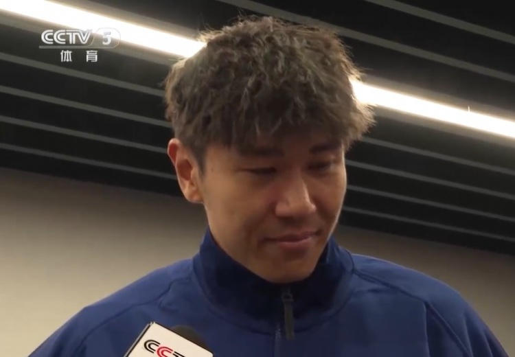  鐵漢柔情！三鎮(zhèn)球員劉奕鳴探望患病小球迷時(shí)哽咽