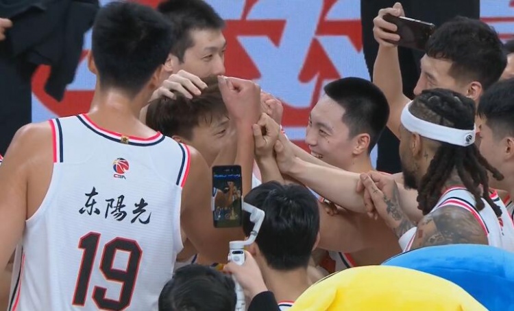  淚目！賽后廣東隊(duì)將趙睿圍在中間碰拳
