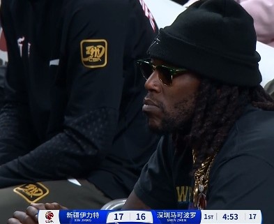  哦呦？你來了！新疆新外援哈雷爾場邊觀戰(zhàn)新疆主場vs深圳的比賽