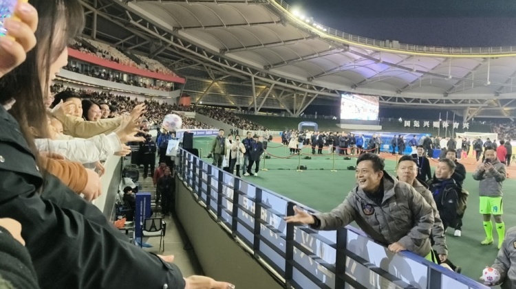  中國香港明星足球隊40載巡回賽樂山站，1-2不敵海浪明星足球隊