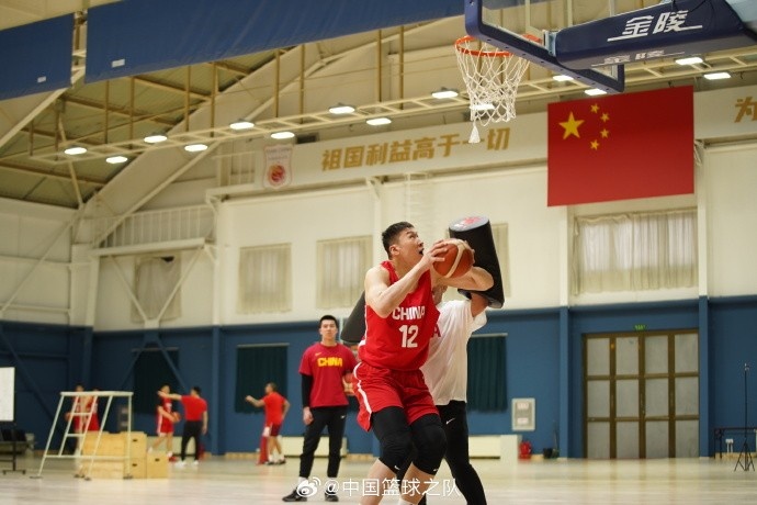  中國籃球之隊官博：大塊頭 大能量 祝李炎哲25歲生日快樂！