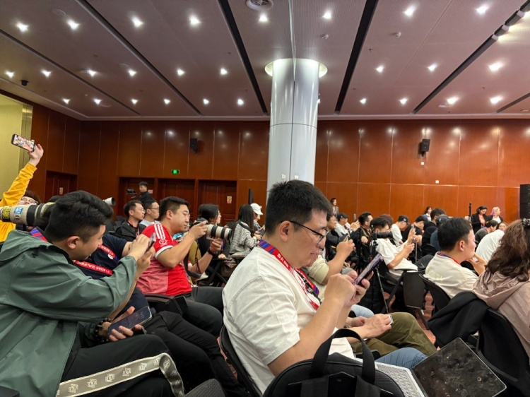  萬眾矚目！記者擠滿國足賽前新聞發(fā)布廳，賽場記者預(yù)計超300人