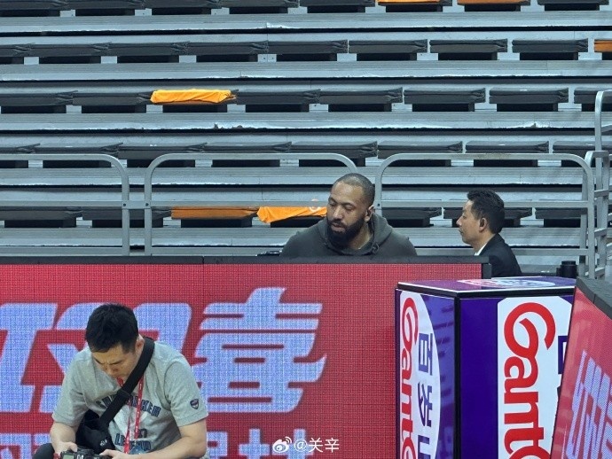  今晚不打？廣東主場迎戰(zhàn)廣廈 吉倫沃特一身便裝現(xiàn)身球館