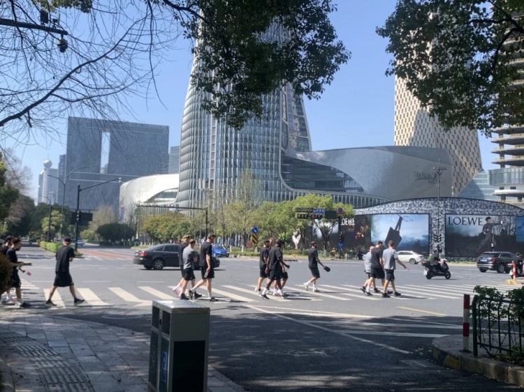  心態(tài)放松，有網(wǎng)友拍到澳大利亞隊早上在萬象城citywalk