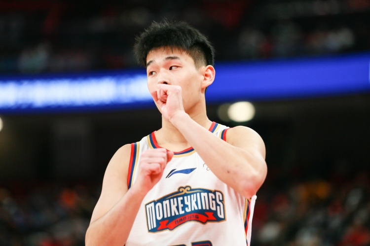  效率太低！林葳25中8&三分10中1拿到19分1板3助2斷 4失誤