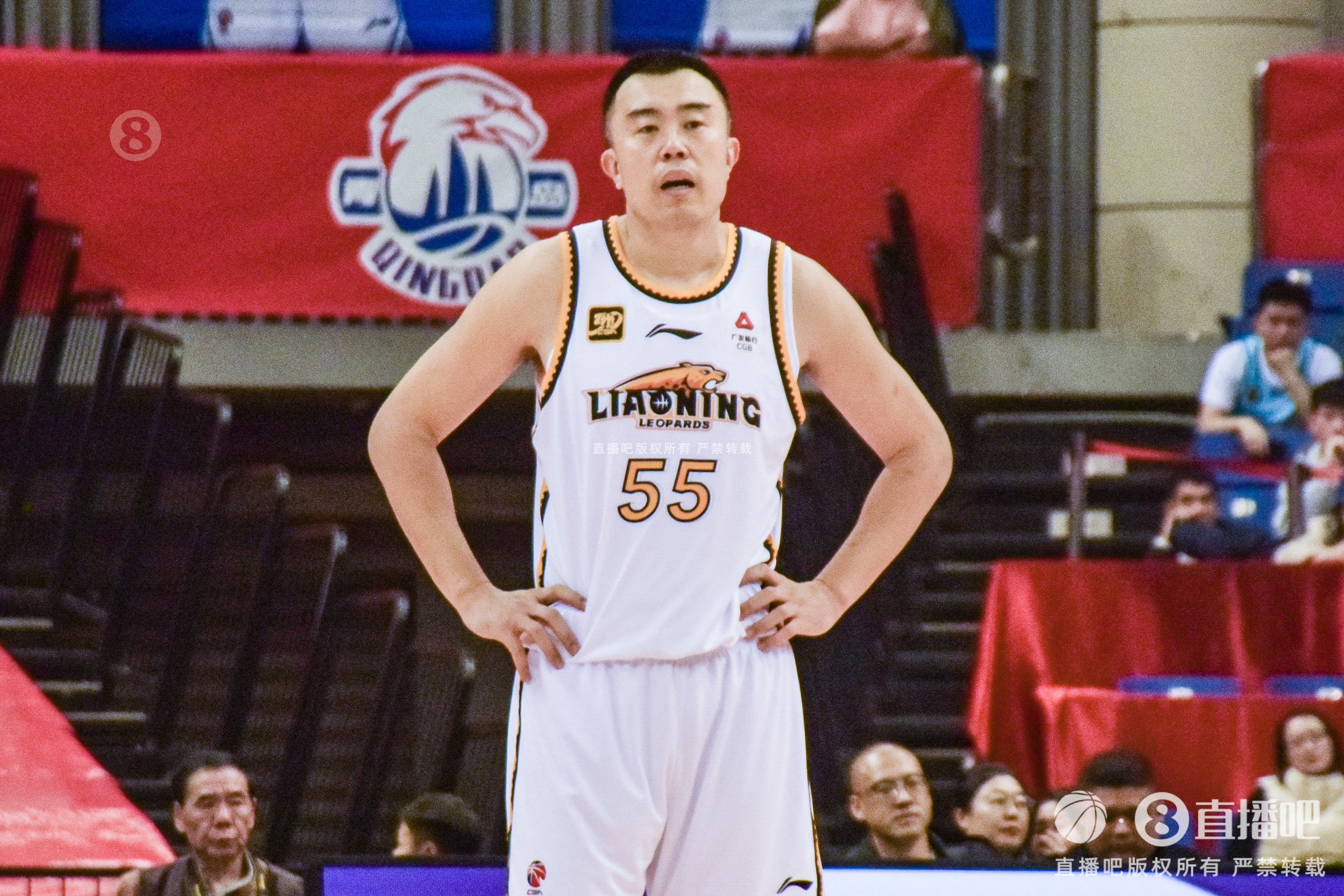  老將不容易！韓德君帶傷出戰(zhàn)半場6分鐘5犯 僅2板2助