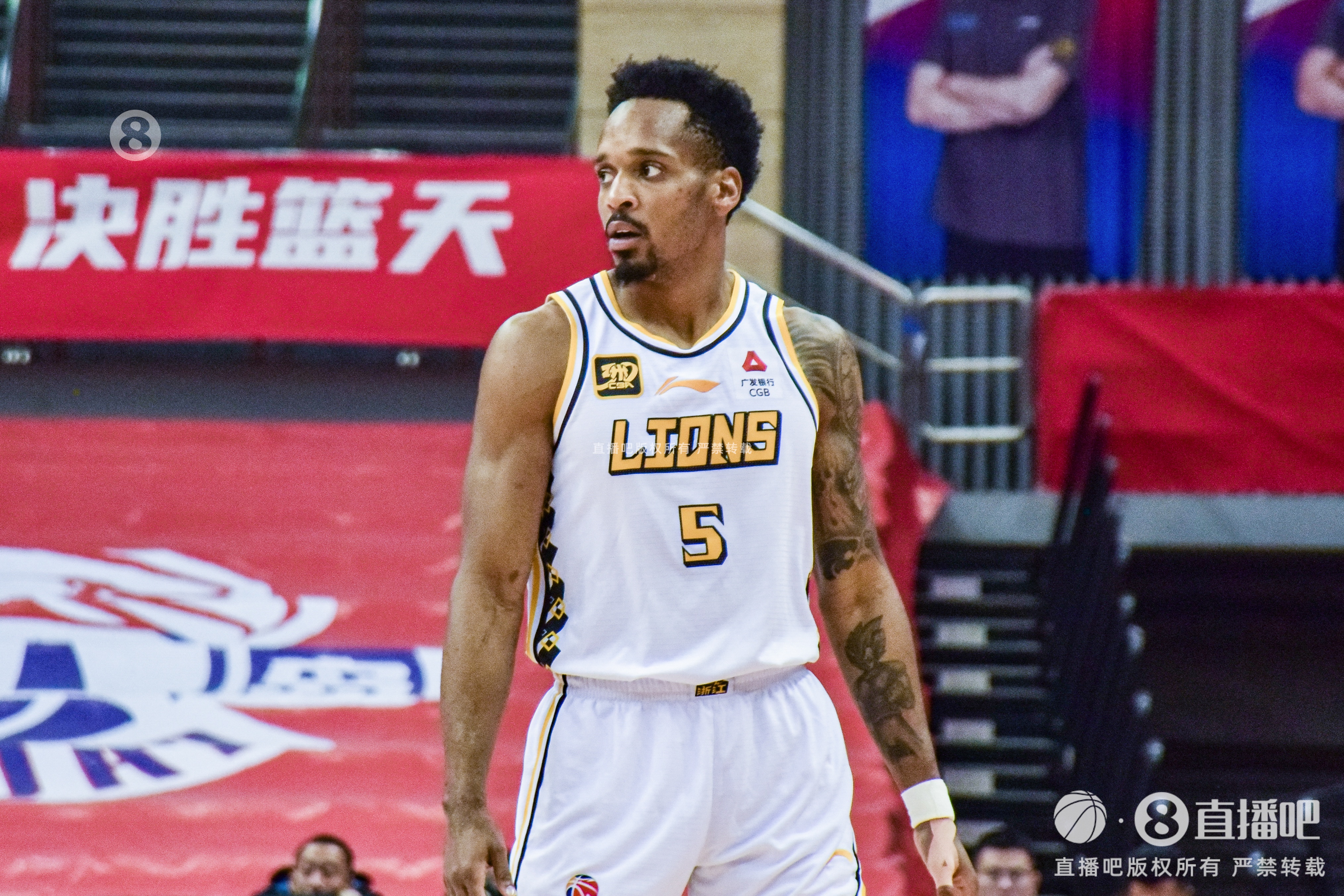  得分保障！小巴里-布朗17中9&三分9中4砍28分 末節(jié)11分助隊取勝