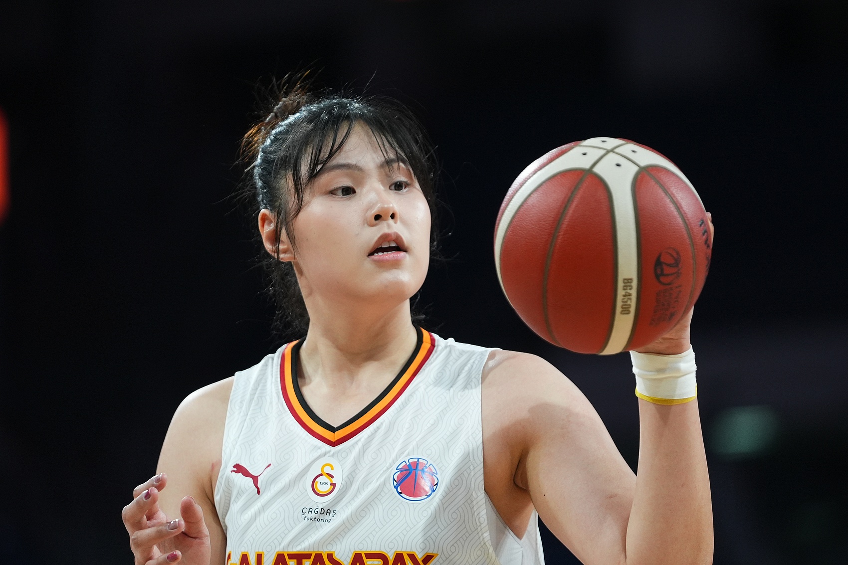  穩(wěn)定高效！李月汝9中6得到18分10板1助2斷1帽 罰球6中6