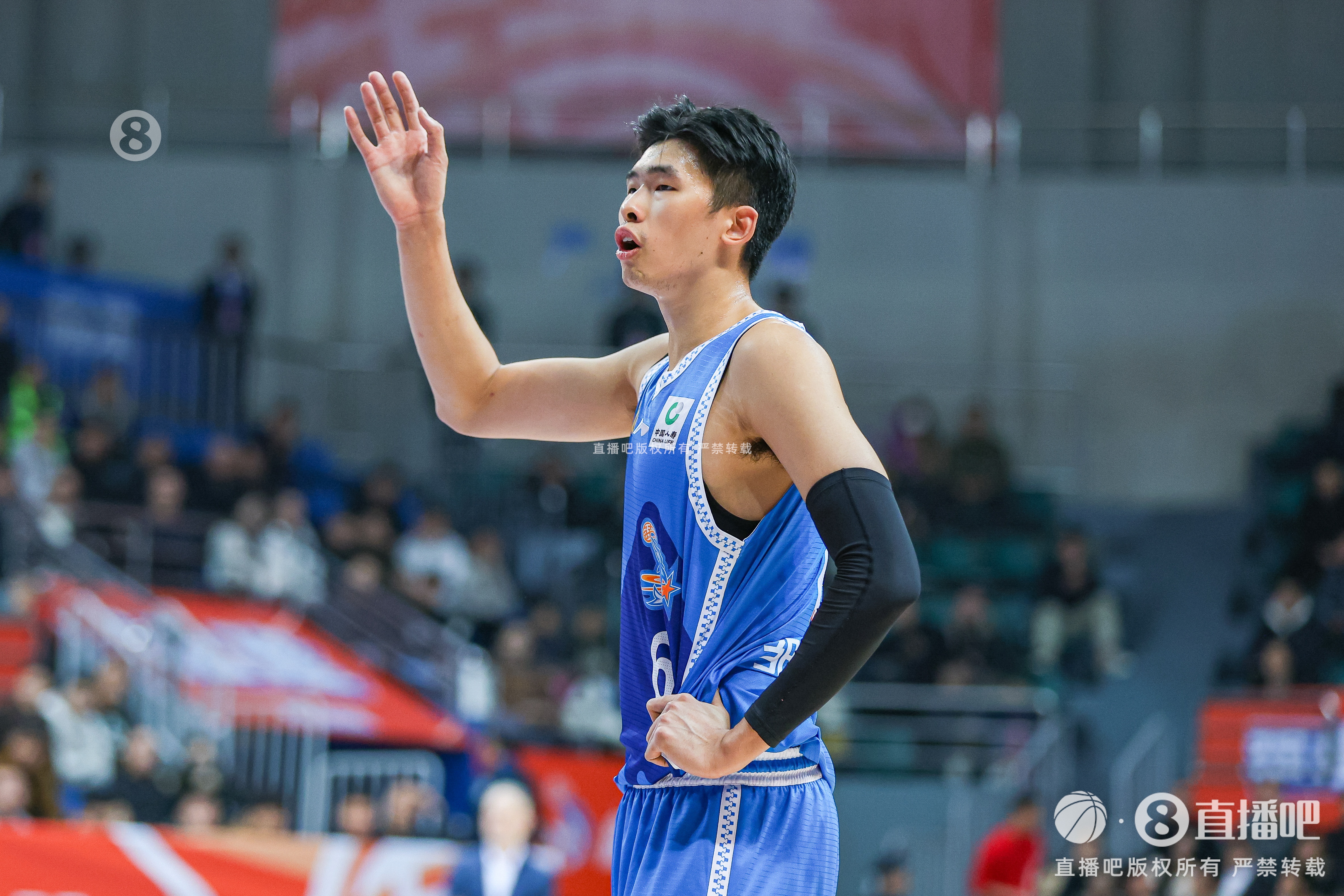  已經拿下 兩雙！鄒陽半場9中5拿到12分12籃板3搶斷
