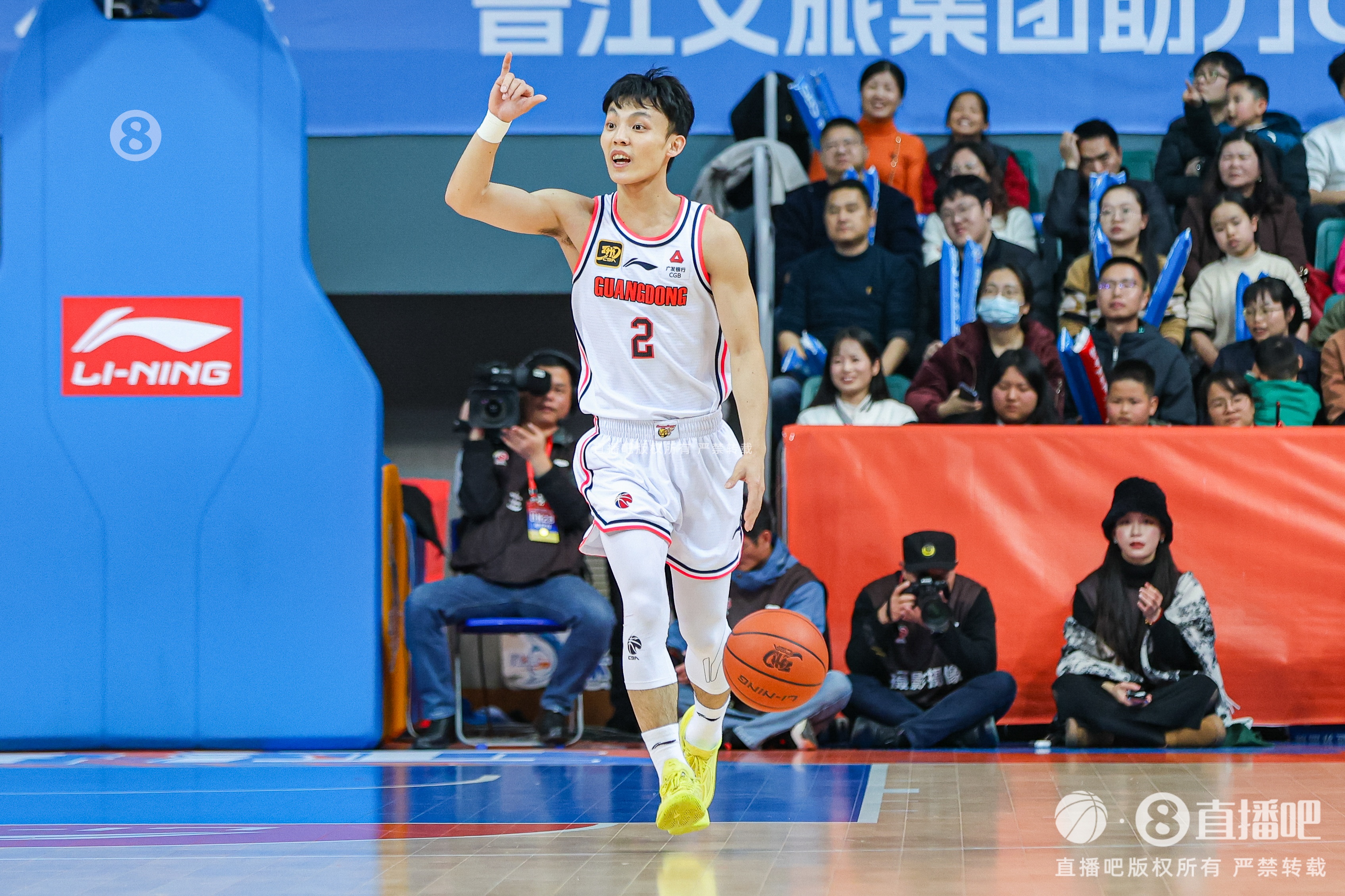  打得輕松！徐杰9中4拿到12分3板6助1斷