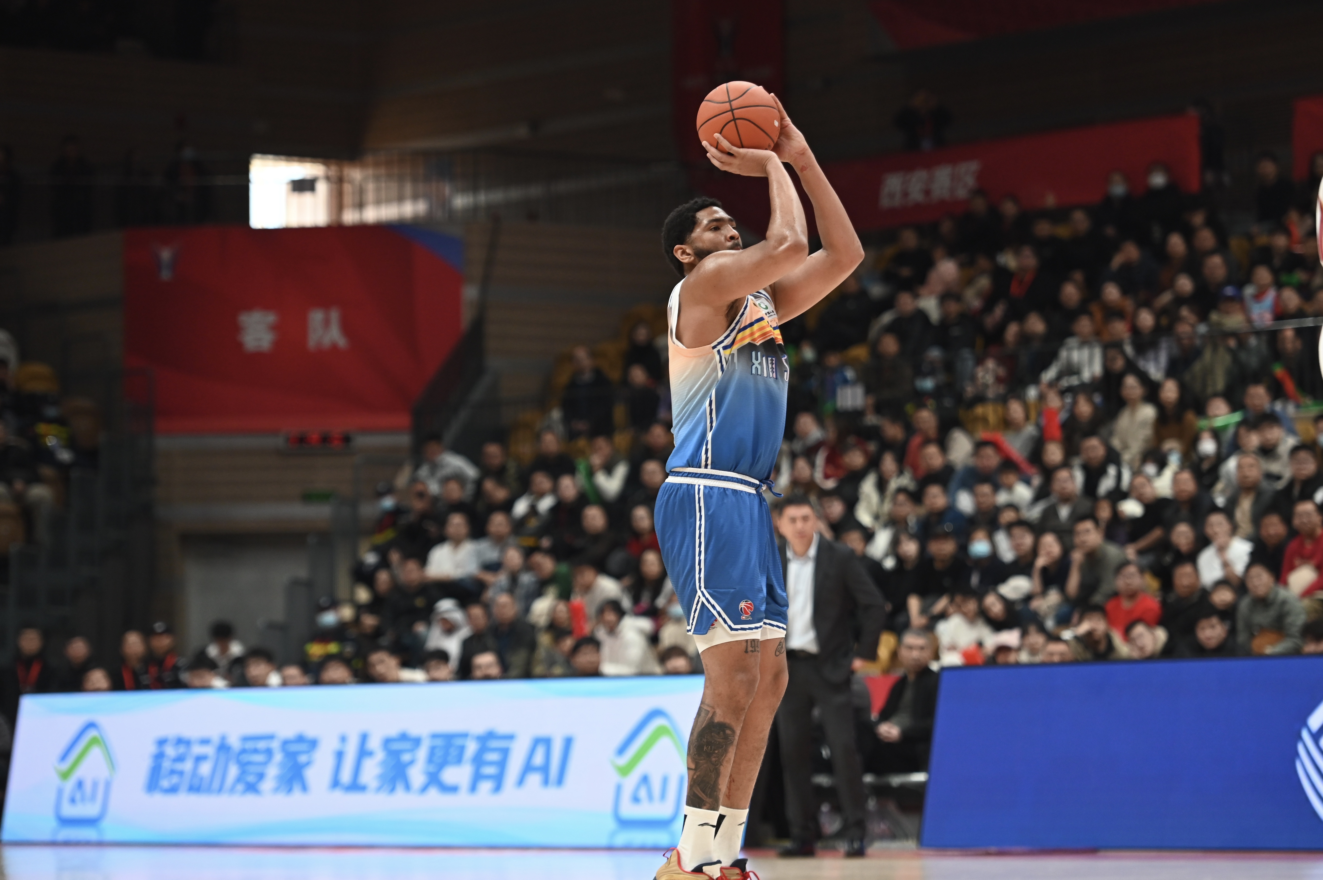  率先發(fā)力！新疆外援勞森首節(jié)7中5拿到11分 三分2中1