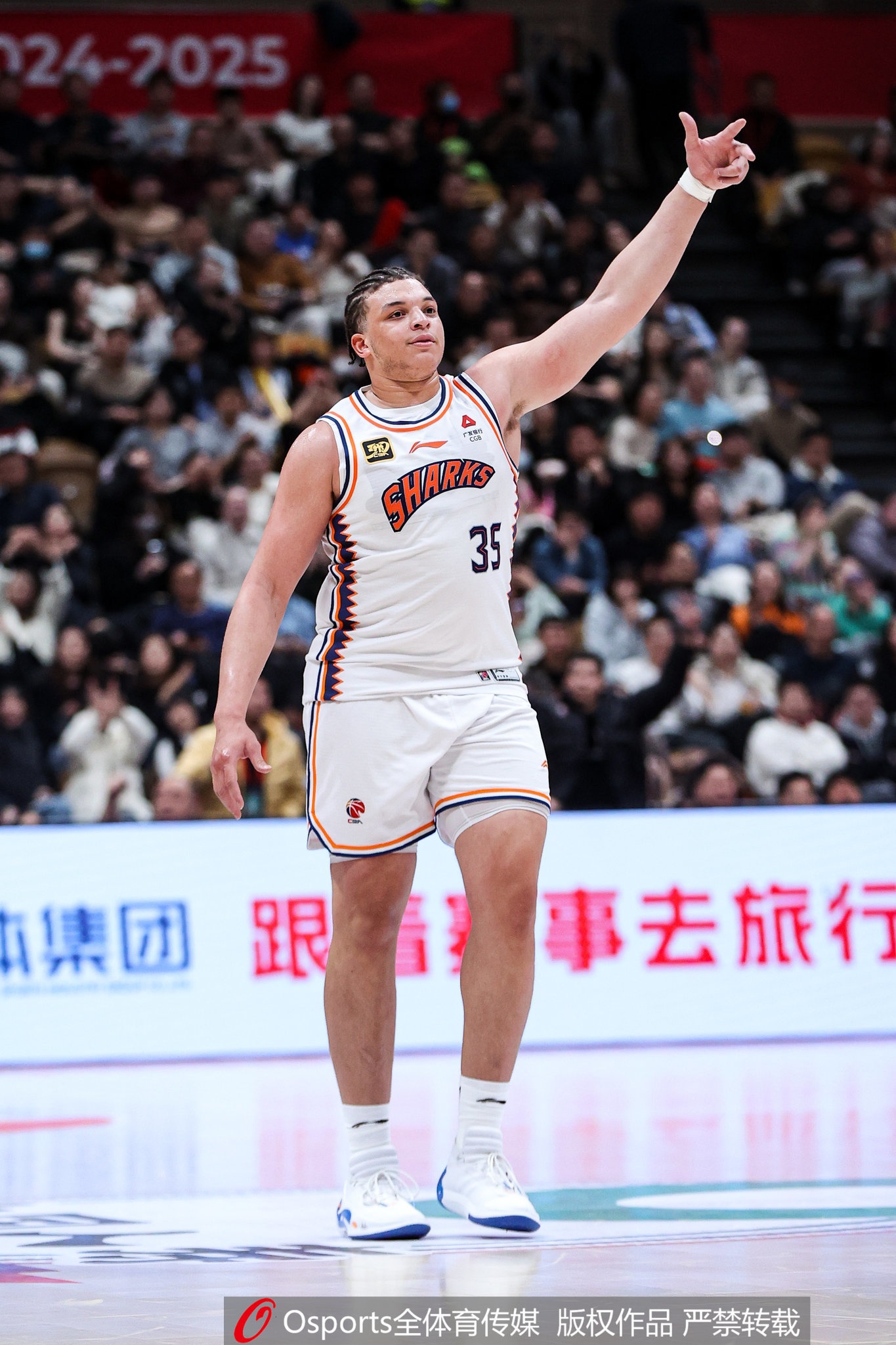  小坦克！洛夫頓上半場9中6砍18分12板3助 4次犯規(guī)是隱患